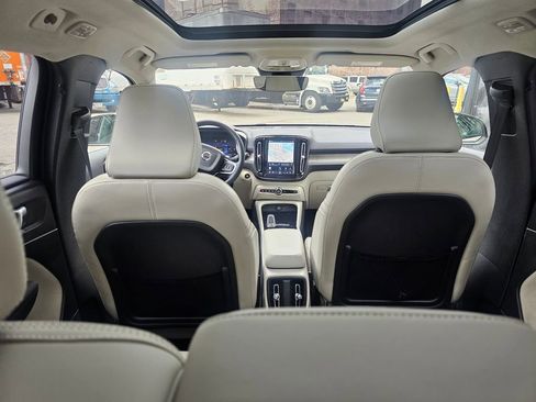 Certified 2023 Volvo XC40 B5 Plus w/ Climate Package image 8