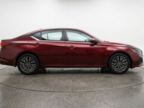 Used 2025 Nissan Altima 2.5 SV image 11