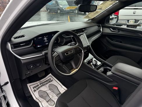 Used 2024 Jeep Grand Cherokee Laredo X image 10