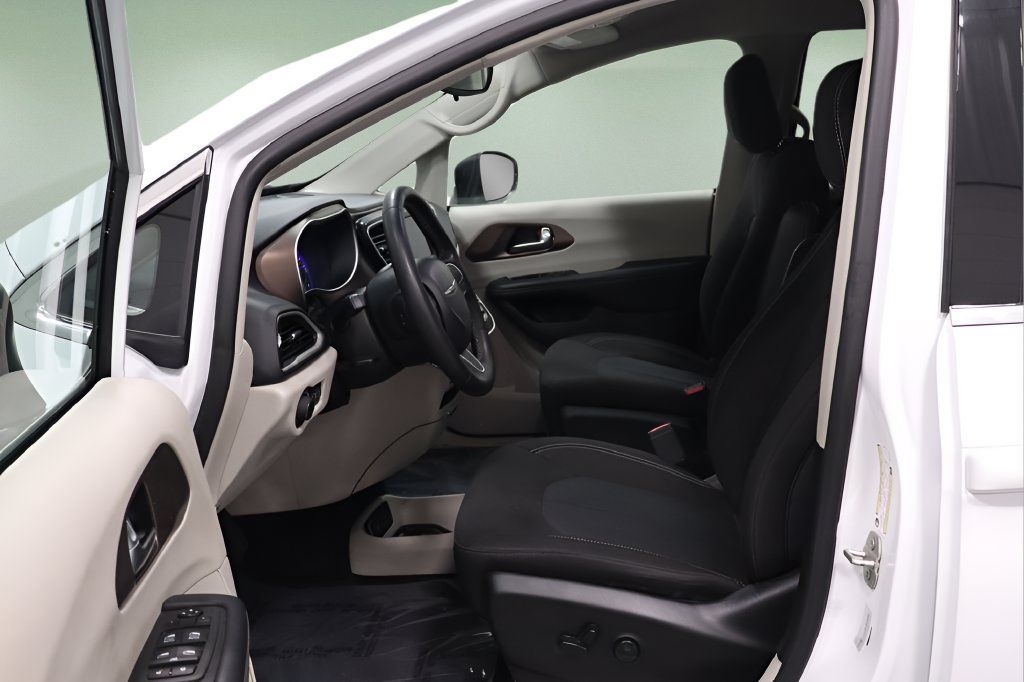 Certified 2023 Chrysler Voyager LX FWD image 13