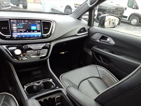 Certified 2025 Chrysler Pacifica Limited FWD image 15