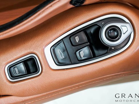 Used 2021 Aston Martin V8 Vantage Roadster RWD image 43