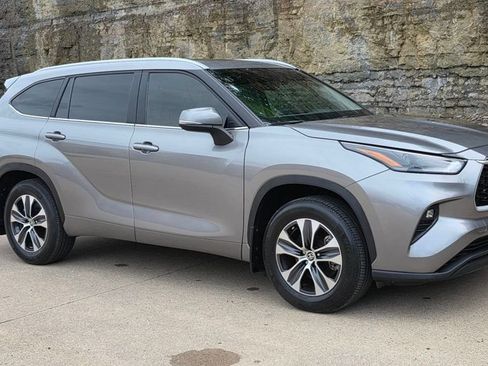 Used 2025 Toyota Highlander XLE FWD image 8