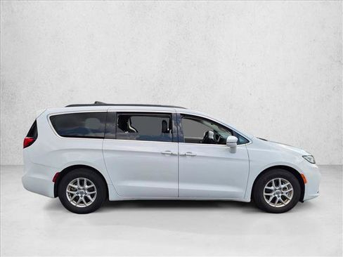 Used 2022 Chrysler Pacifica Touring-L FWD image 4