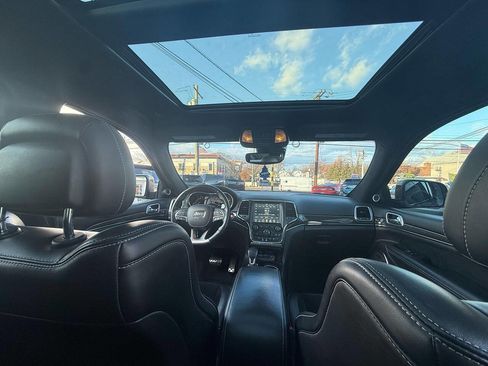 Used 2017 Jeep Grand Cherokee SRT image 9