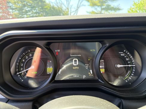 Certified 2025 Jeep Wrangler Sahara AWD/4WD image 31