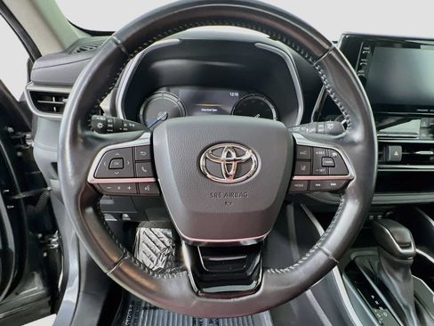 Used 2021 Toyota Highlander XLE AWD/4WD image 10