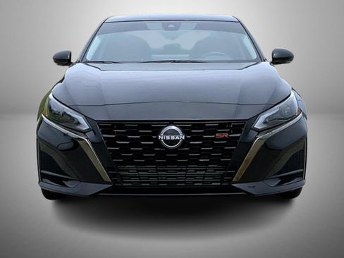 Used 2023 Nissan Altima 2.0 SR FWD image 2