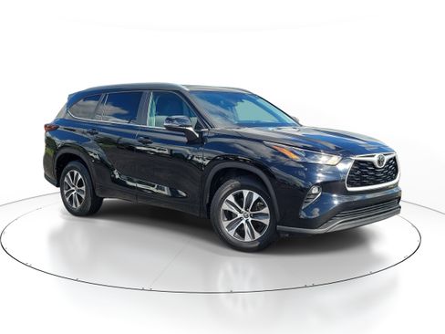 Used 2024 Toyota Highlander XLE FWD image 3