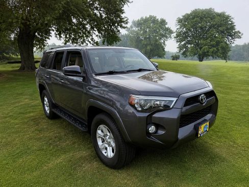 Used 2016 Toyota 4Runner SR5 AWD/4WD image 2