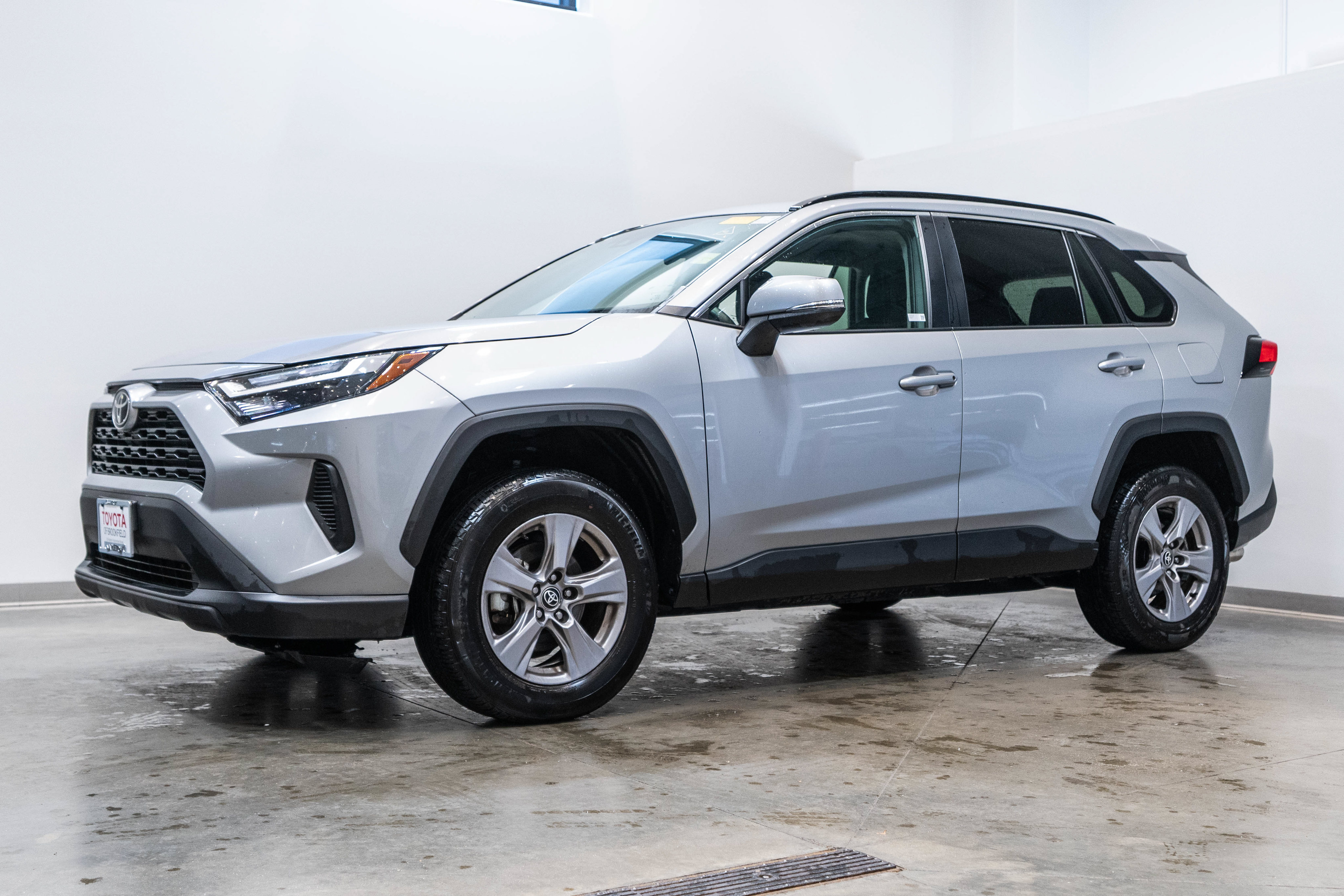 Used 2025 Toyota RAV4 XLE AWD/4WD image 3
