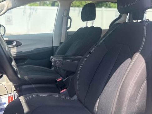 Used 2020 Chrysler Voyager LX image 8