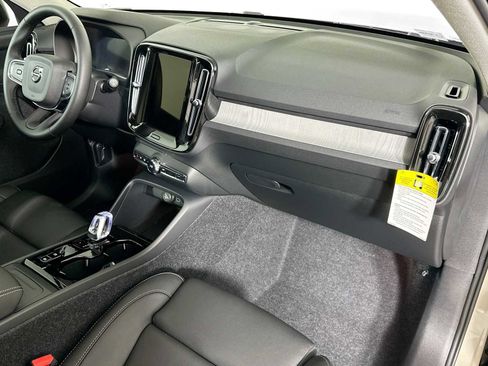 Used 2025 Volvo XC40 B5 Plus w/ Climate Package image 27