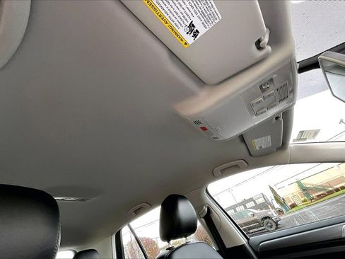 Used 2018 Volkswagen e-Golf SE w/ DC Fast Charging Package image 15