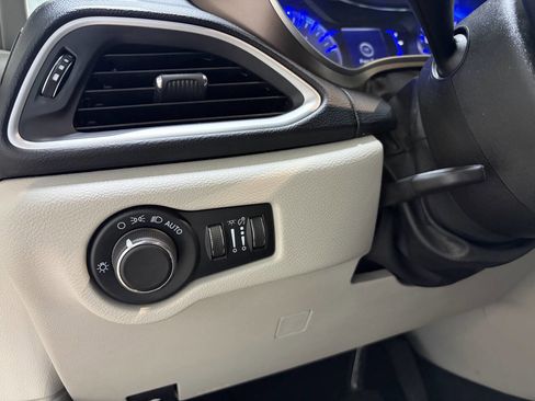 Used 2021 Chrysler Voyager Lxi image 20