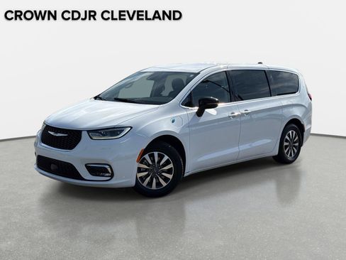 Used 2024 Chrysler Pacifica Limited FWD image 1