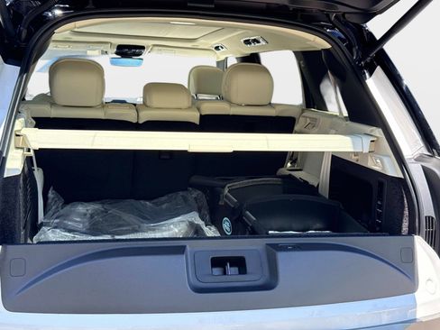 New 2026 Land Rover Range Rover Long Wheelbase SE AWD/4WD image 11