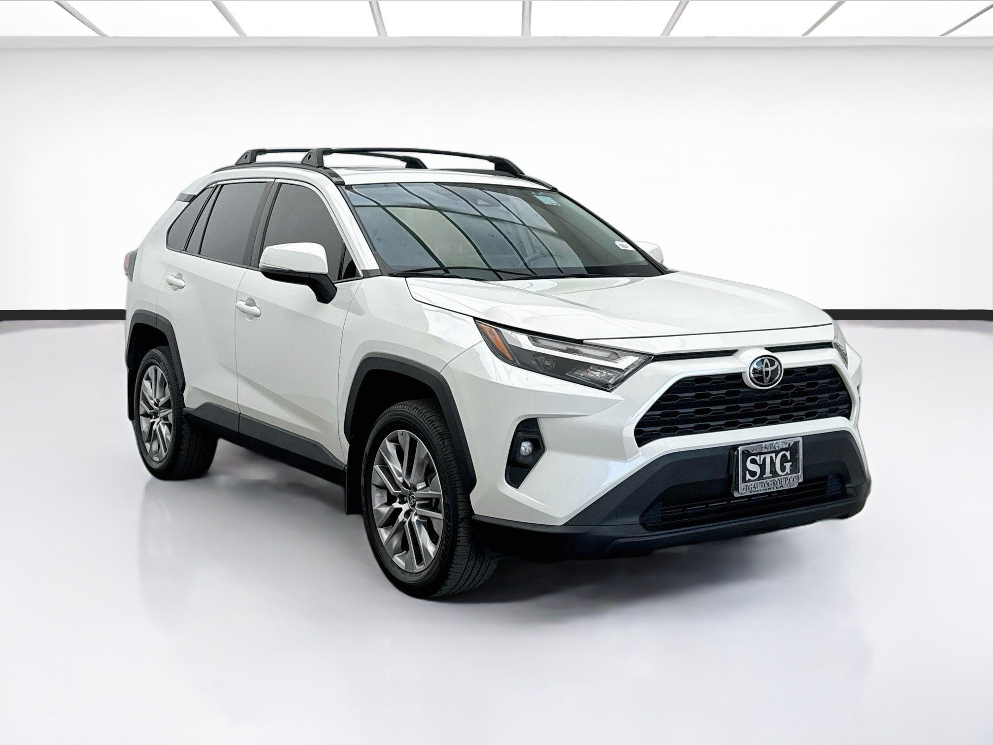 Used 2022 Toyota RAV4 XLE Premium FWD image 3