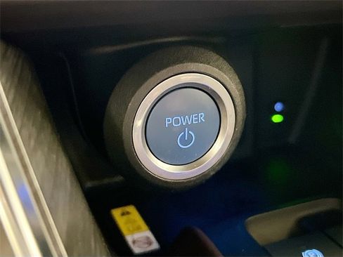 Used 2021 Toyota Venza XLE image 15