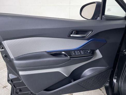 Used 2019 Toyota C-HR XLE FWD image 10