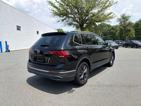 Used 2023 Volkswagen Tiguan SE w/ Panoramic Sunroof Package FWD image 5
