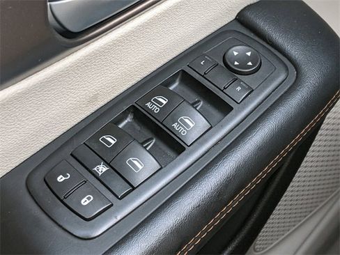 Used 2017 Chrysler Pacifica Touring-L image 14