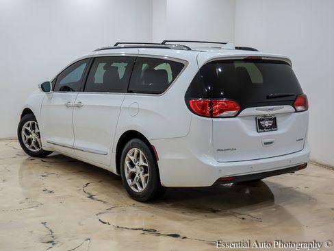 Used 2018 Chrysler Pacifica Limited image 10