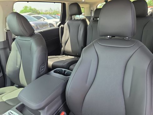 New 2026 Kia Carnival SX w/ SX Dark Edition Package FWD image 23