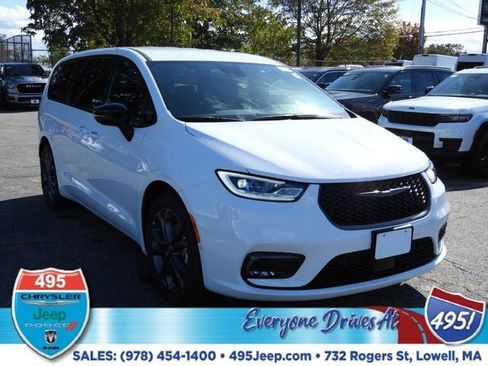 New 2026 Chrysler Pacifica Select image 7