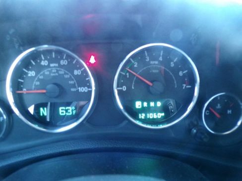 Used 2015 Jeep Wrangler Unlimited Rubicon w/ Connectivity Group image 12