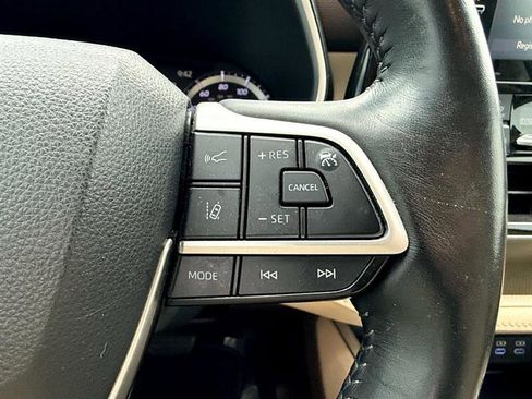 Used 2022 Toyota Highlander XLE image 30