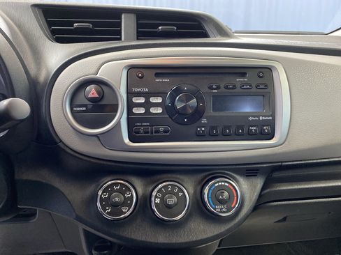 Used 2012 Toyota Yaris 4-Door Hatchback image 14