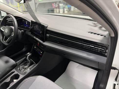 Certified 2025 Volkswagen Jetta SE FWD image 32