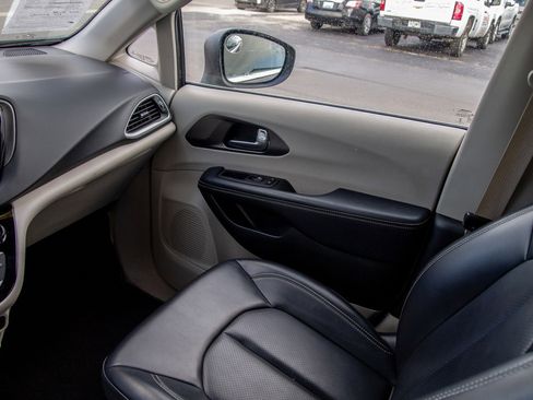 Used 2023 Chrysler Pacifica Touring-L image 14