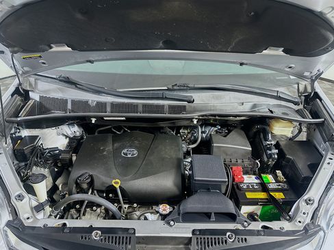 Used 2018 Toyota Sienna LE FWD image 34