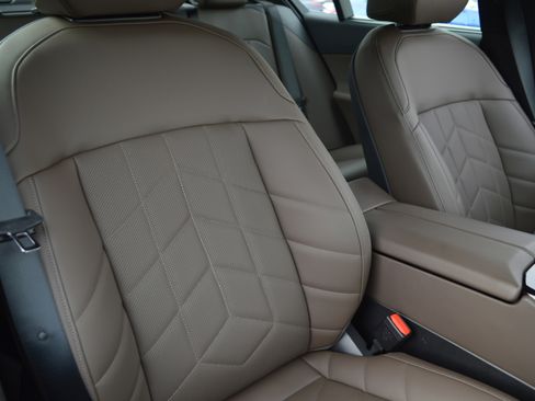 Used 2025 BMW 530i xDrive 530i xDrive w/ Premium Package image 39