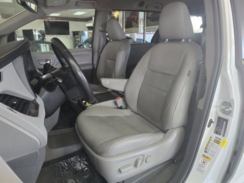 Used 2017 Toyota Sienna XLE image 9