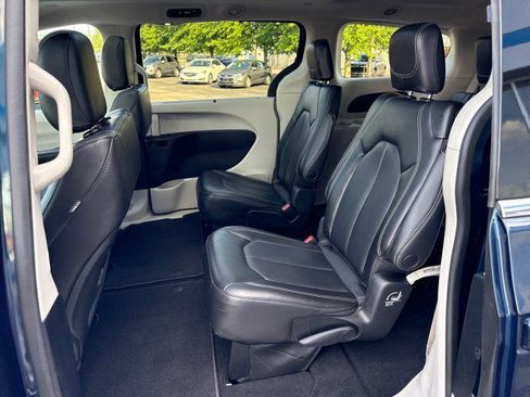 Used 2023 Chrysler Pacifica Touring-L AWD/4WD image 29