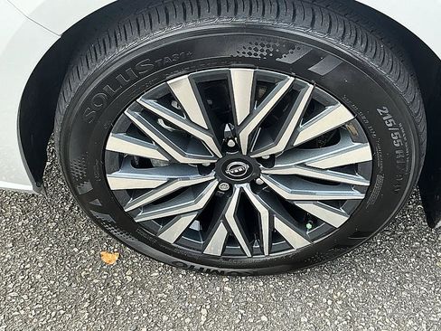 Used 2024 Nissan Altima 2.5 SV w/ SV Premium Package AWD/4WD image 9