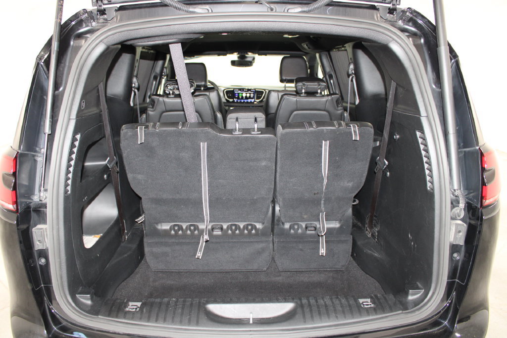 Used 2025 Chrysler Pacifica Select FWD image 14