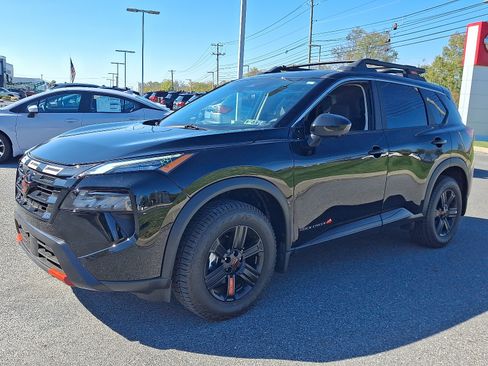 Certified 2025 Nissan Rogue SV image 4