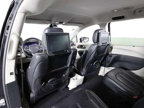 Used 2017 Chrysler Pacifica Touring-L Plus w/ Tire & Wheel Group FWD image 14