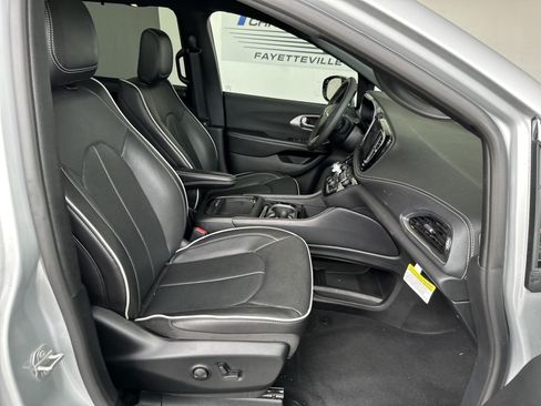 Used 2026 Chrysler Pacifica Limited FWD image 32