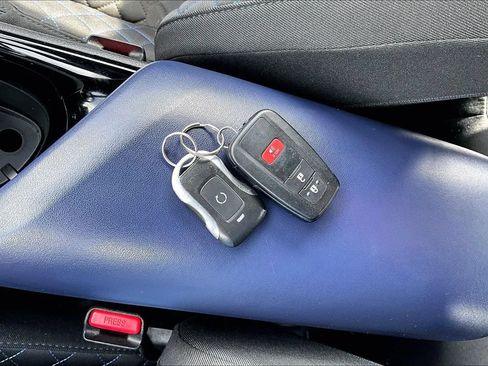 Used 2021 Toyota C-HR XLE FWD image 39