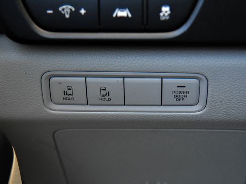 Used 2024 Kia Carnival LX FWD image 33