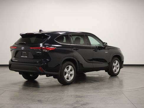 Used 2021 Toyota Highlander LE AWD/4WD image 6