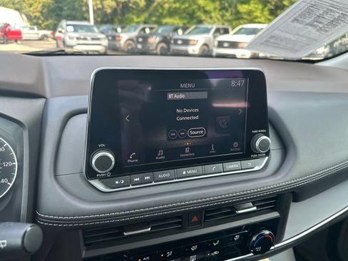 Used 2023 Nissan Rogue S AWD/4WD image 18