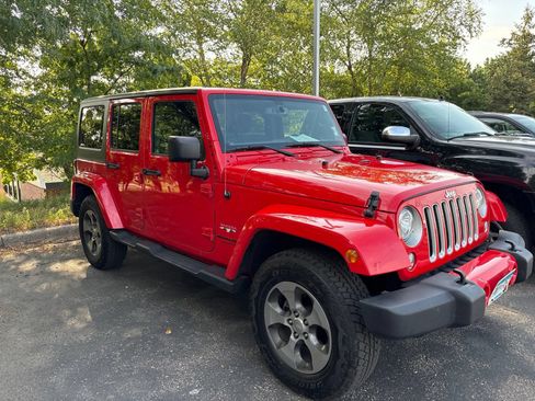 Used 2018 Jeep Wrangler Unlimited Sahara w/ Connectivity Group AWD/4WD image 4
