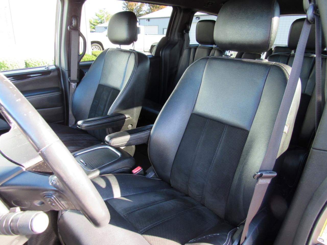 Used 2015 Dodge Grand Caravan SXT FWD image 17
