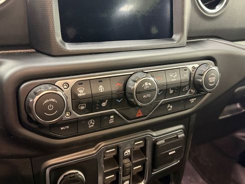 Used 2020 Jeep Wrangler Unlimited Sahara w/ Uconnect 4C Nav & Sound Group image 23